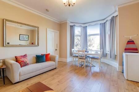 Spacious Ealing Broadway Apartment Londres Exterior foto