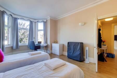 Spacious Ealing Broadway Apartment Londres Exterior foto